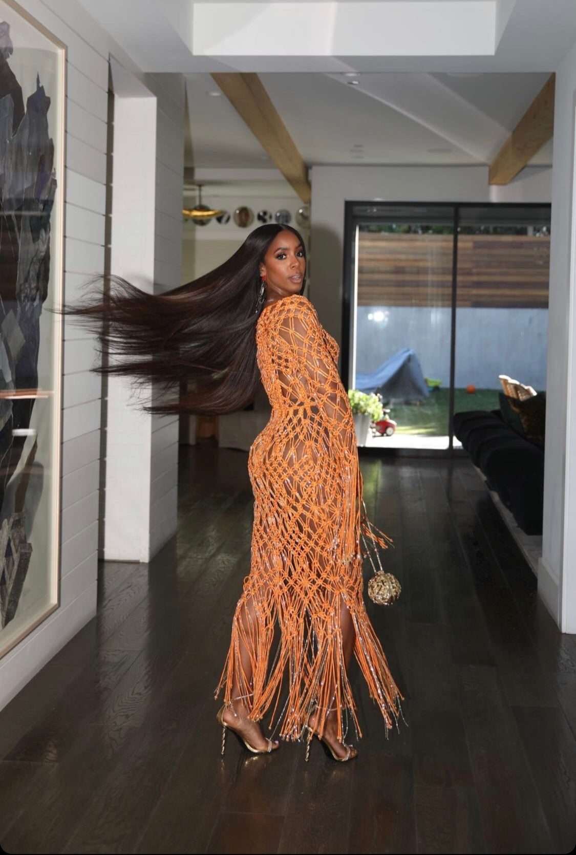 Kelly Rowland Clutching Blumera