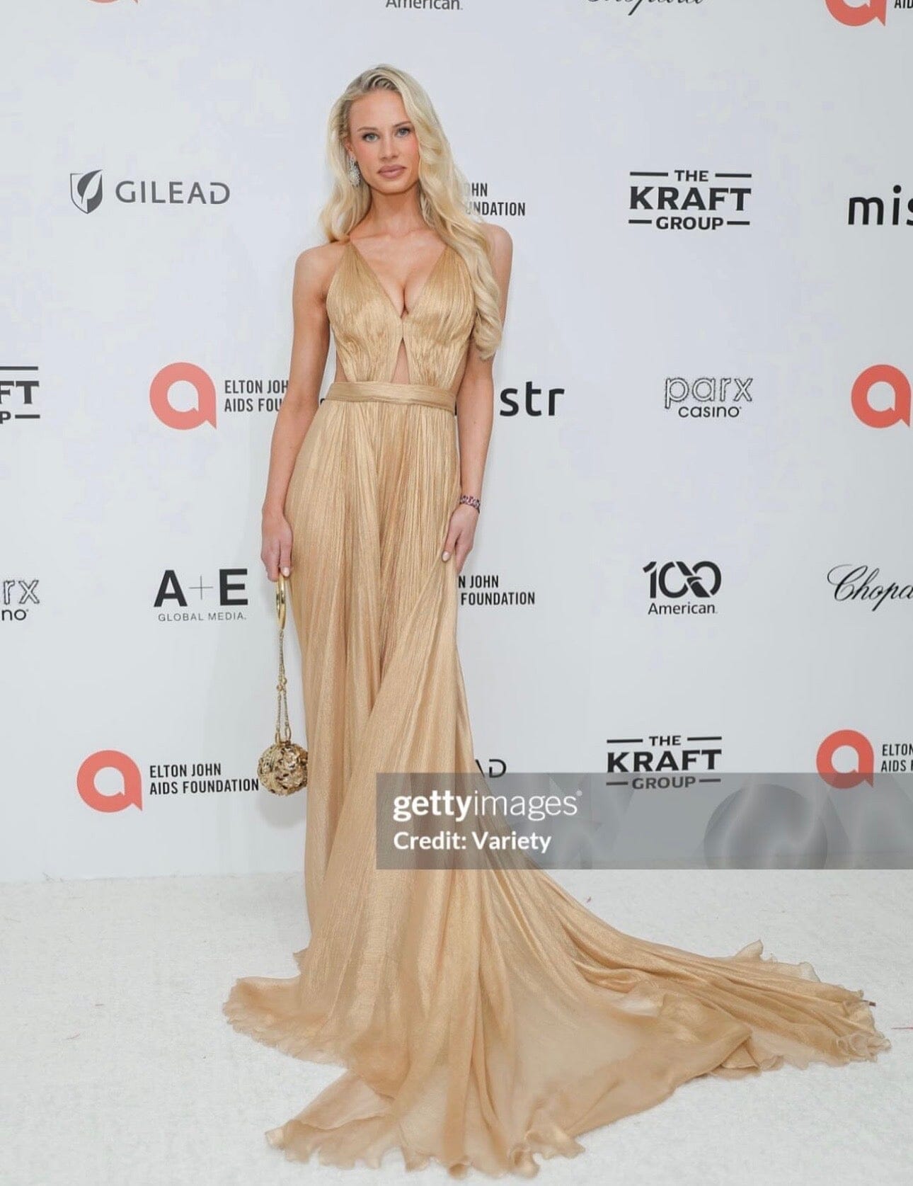 Maren Tschinkel carrying Blumera Mini Orb in Brass to the Elton John Oscar Party